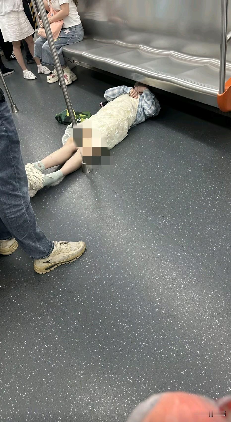 那两个女生为什么不帮忙?
