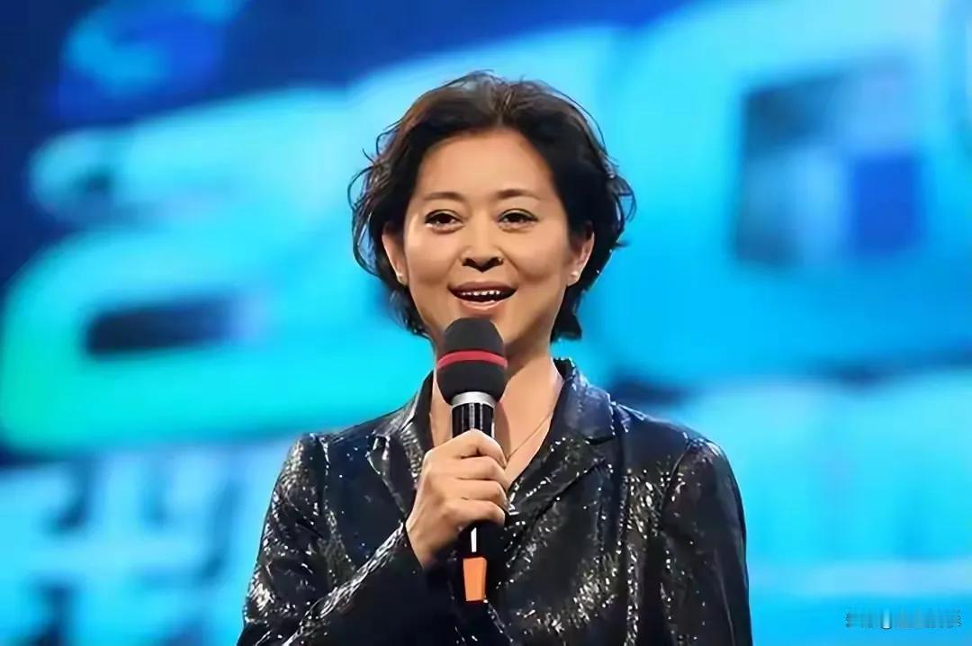 66岁的倪萍，身家过亿，却仍为26岁儿子虎子的婚恋愁眉不展。虎子身高1米97，在