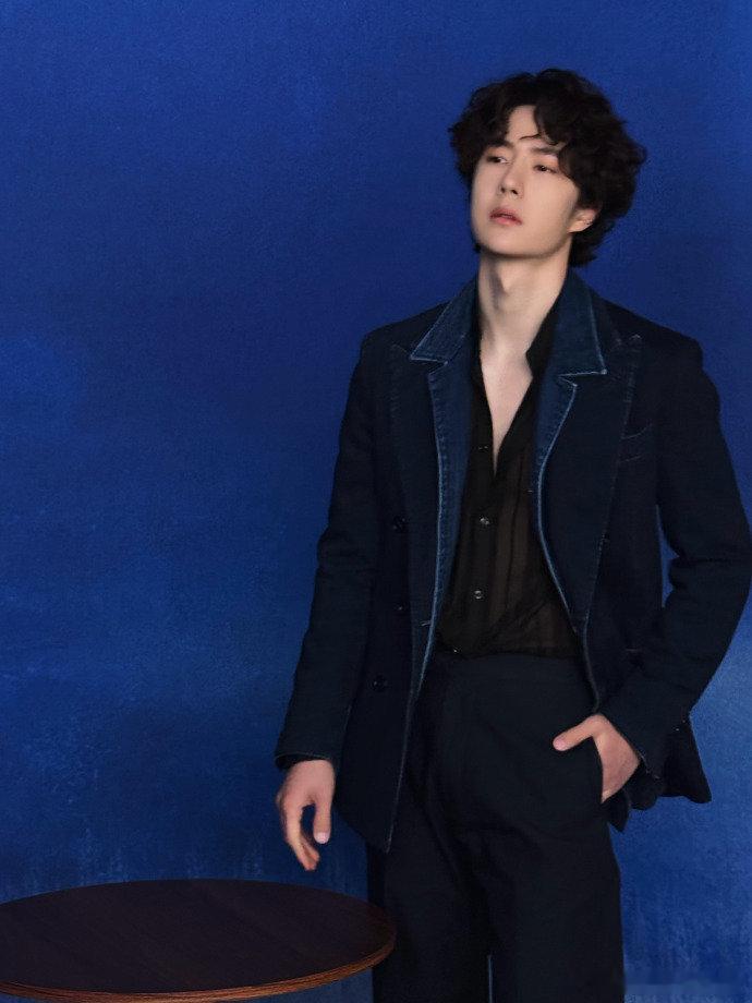 王一博小年营业照王一博的酷存live王一博小年营业照，王一博的酷存live，