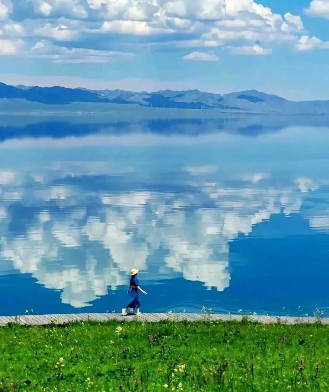 “人到中年，如果你熬到一个人喝茶，一个人散步，一个人旅行，一个人看书，没有电话，