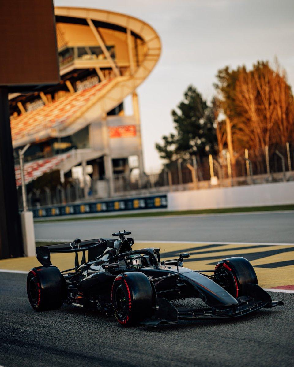 纽维操刀的阿斯顿马丁AMR26，在所谓的「封闭测试」尾声终于登场了。到目前为止