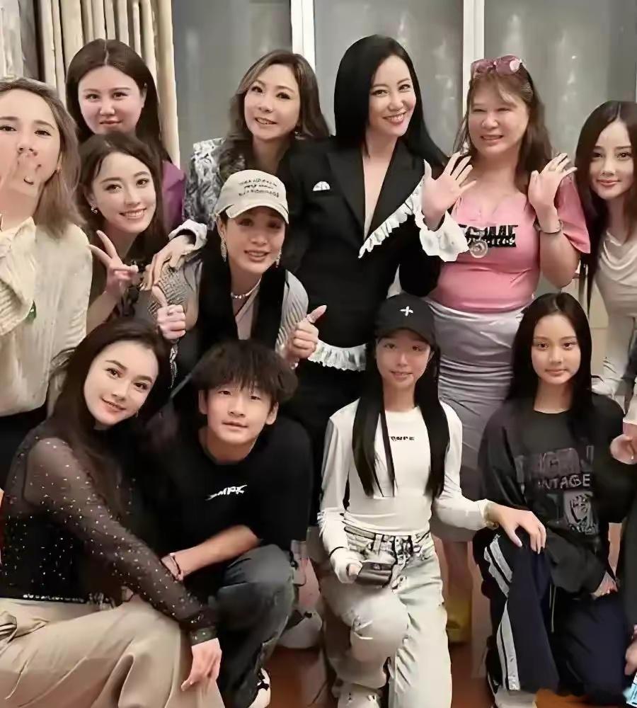 李小璐与吴尊、邹市明三家聚餐蕾丝露锁骨装扮太辣太抢镜​​​