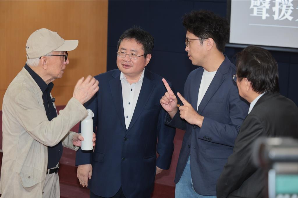 曹兴诚叫嚣：支持沈伯洋就是因为他是台北的保护者继去年大罢免后，民进党台北市长参