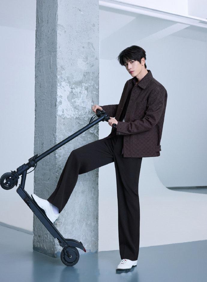 张凌赫人高马大的骑小滑板车反差萌太可爱了吧，谁来懂一下骑车的张凌赫完全学长青春感