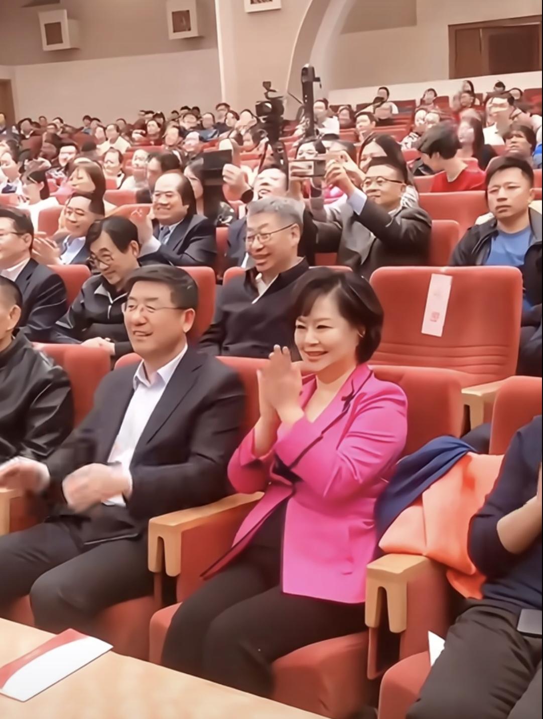 端庄大方亲和的鞠萍姐姐于2026年6月1日光荣退休！微卷短发，身着粉色西装，黑色