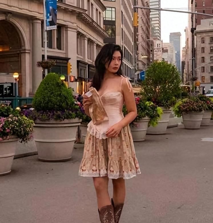 炫富的，如“我宁愿把钱捐给反华组织，也绝不留给祖国”、直把某州作许州的许可馨，宣