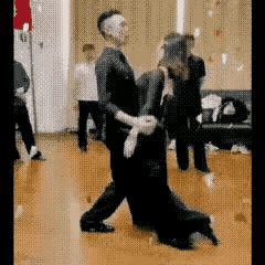 我看了很多遍才有重大发现这二“人”原来是披着人皮的机器人原因是两个机器