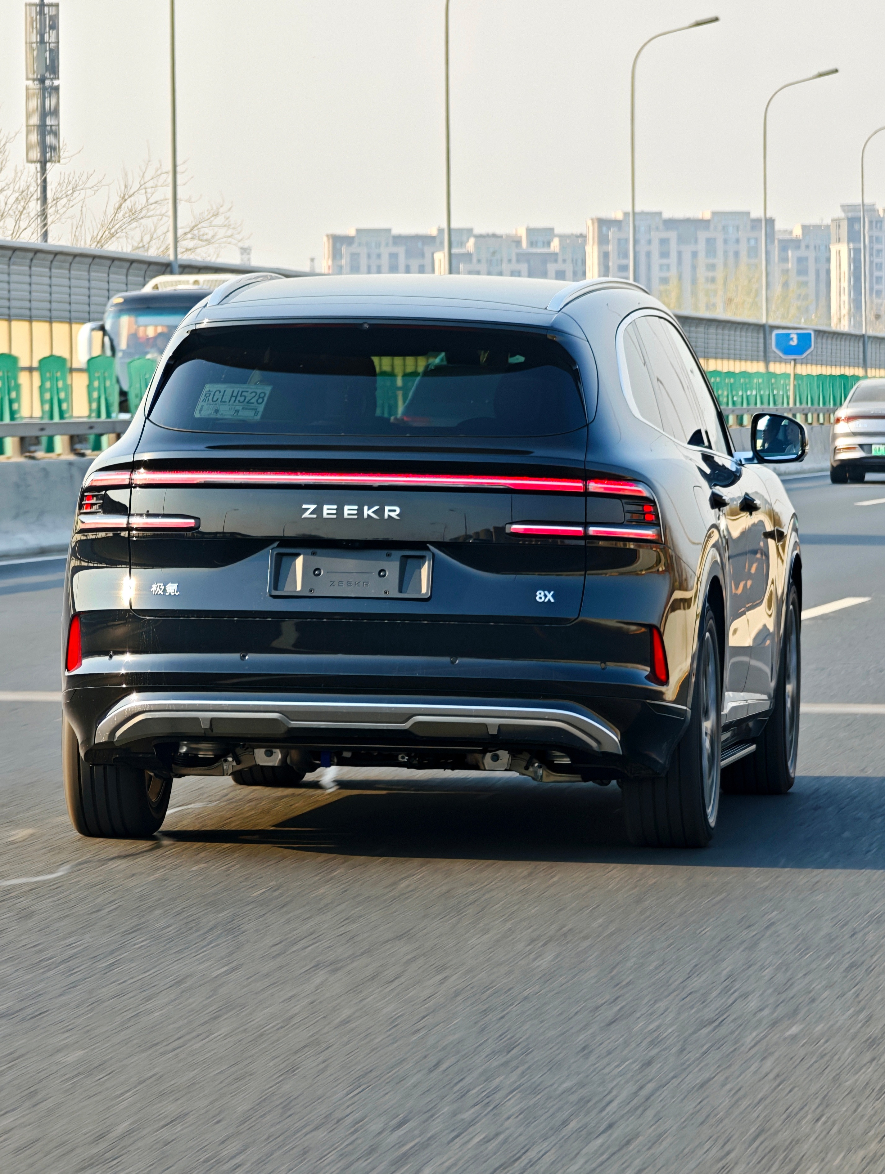 竟然在路上遇到一台极氪8X大家感受一下车尾的视觉效果