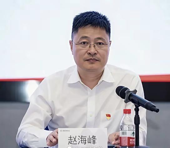 请大家看看他们是谁？他们看起来道貌岸然，衣冠楚楚，正襟危坐，可他们狼狈为奸，沆瀣