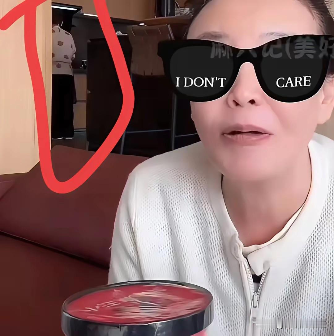 爱屋及乌，马筱梅妈妈随两个孩子来北京贴身照顾！张兰直播时，镜头里出现了一个人