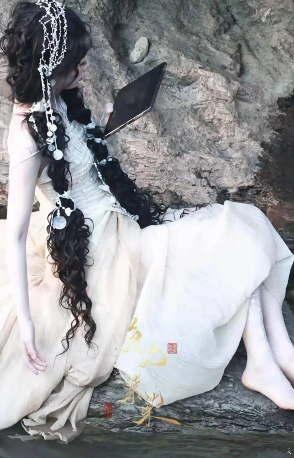 虞书欣拿着监视器看自己哪一帧最好看，找角度已经到了这种地步吗