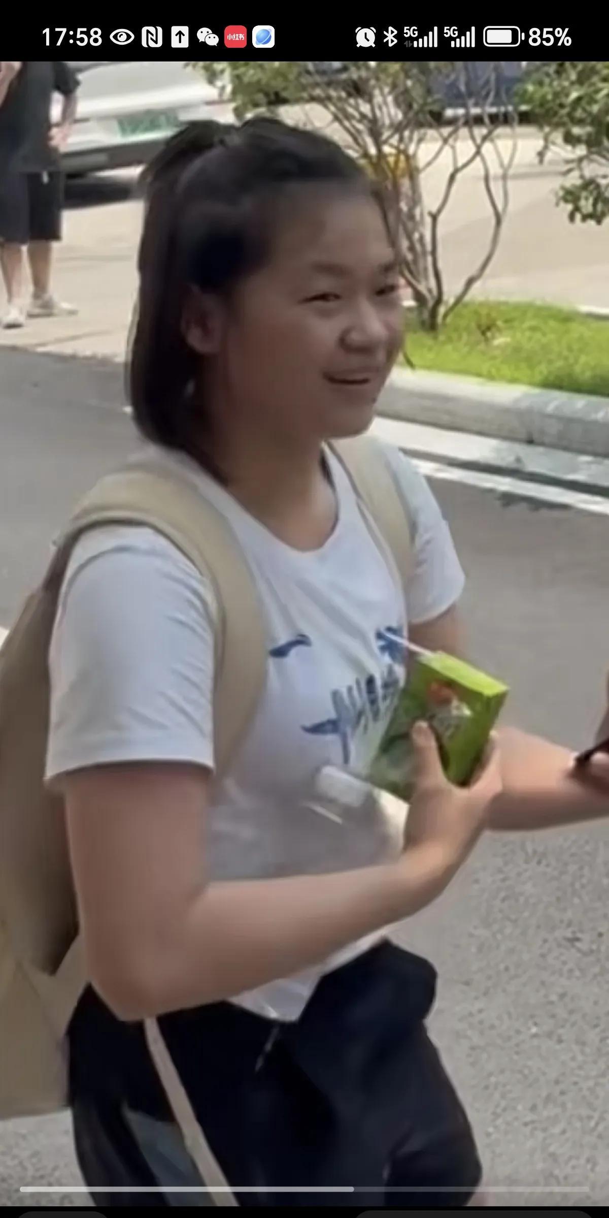 08月27日，新鲜的全红婵出来了，久违未见全红婵，感觉更丰满了，脸上还是嘟嘟有肉