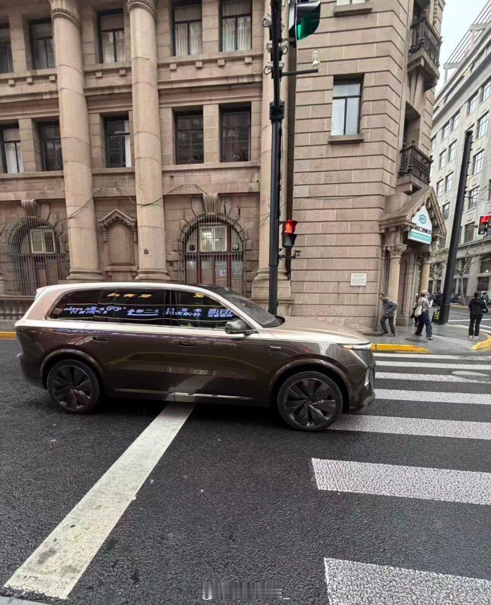 理想L9的双拼色，用的是经典色，没有用大色，包括轮毂全系也都没有大饼可以选，