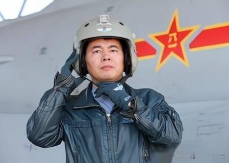 2015年，飞行员李通驾驶载了200多枚航弹的歼-10进行夜间飞行训练时，“啪”