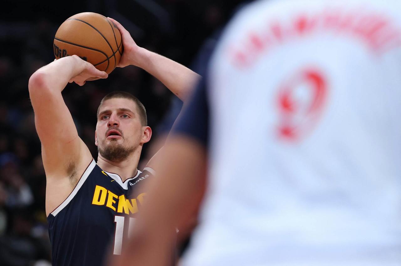 约基奇再度反超了文班亚马，感谢文班亚马他们的刻意成全！就在上场遭遇战，当掘金队以