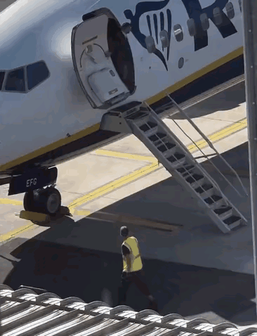 瑞安航空的飞机上可自动回收的悬梯，不过是用来机组上下用，不适合大量旅客使用，属于