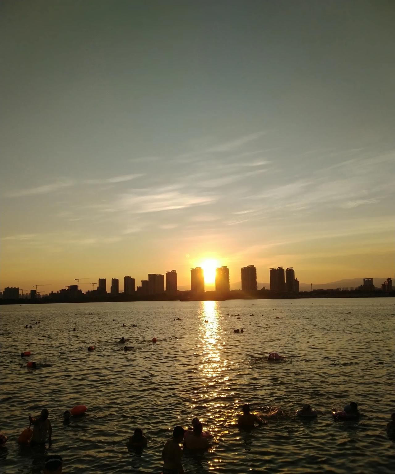 人民日报在呼吁“同志”称呼重归主流，让称呼风清气正，让民风回归淳朴！我却更想说说