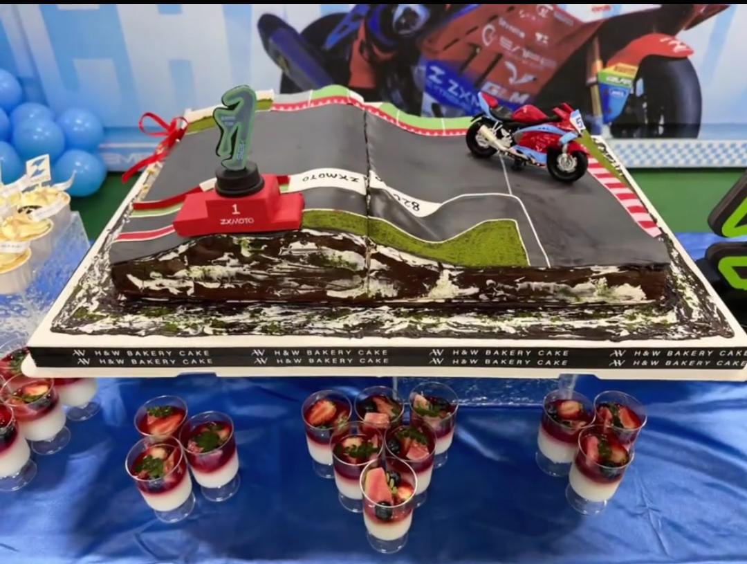 4月8日，张雪机车冠军回到公司！举行了切蛋糕仪式，所有员工都享受到了丰富的午餐！