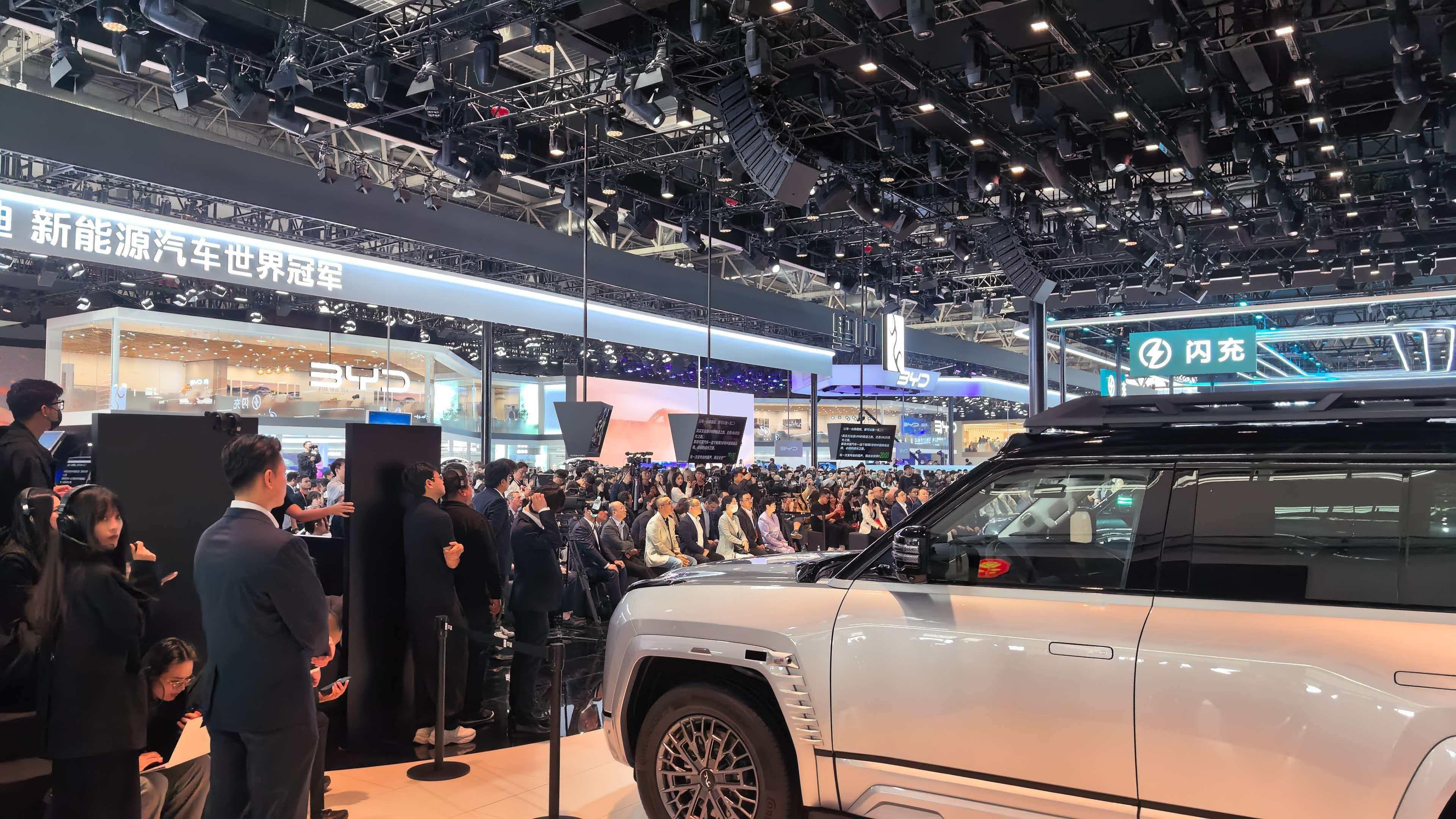 仰望在北京车展首日，发布了两款新车。U9X"破晓时刻"，全球限量30台。496.