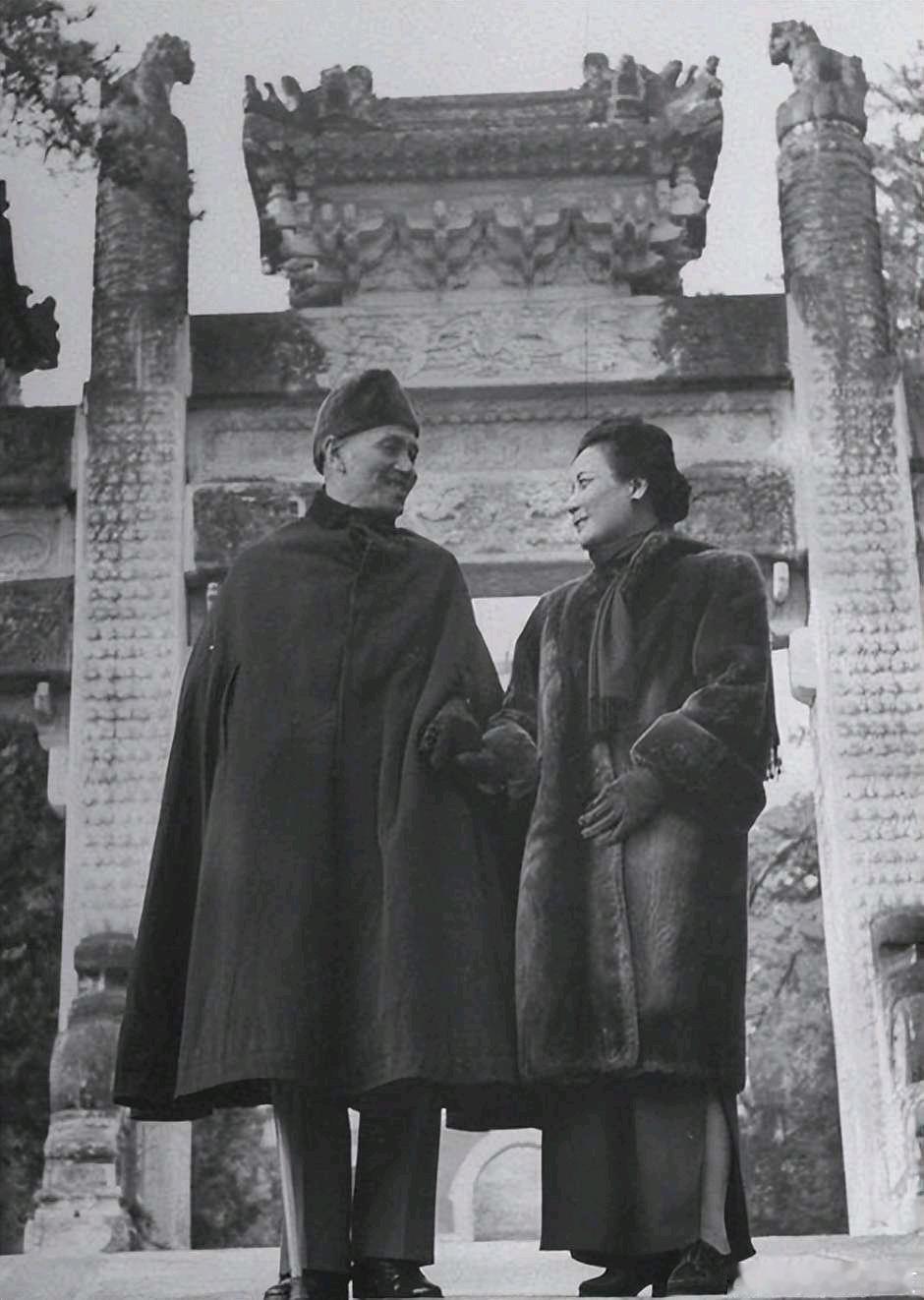 宋美龄为何一生未生育？蒋纬国临终前，终于说出实情。宋美龄跟老蒋俩人结婚几十年，而