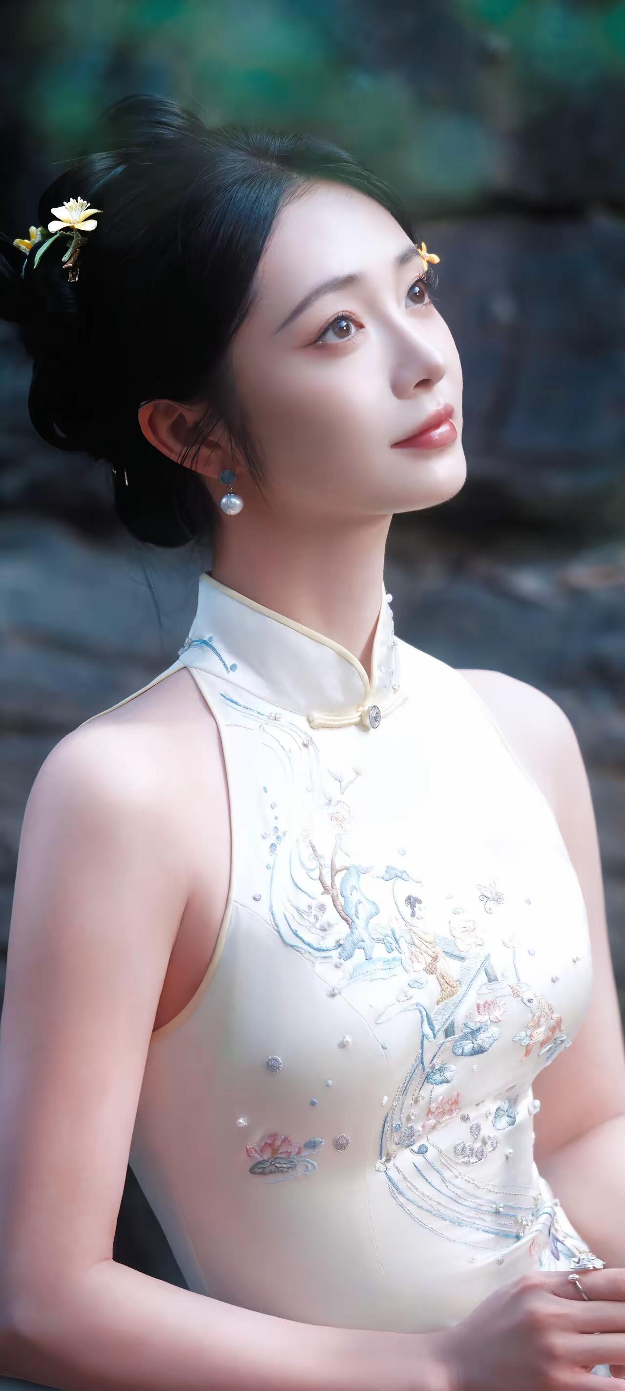 周洁琼东方美学这一块周洁琼身上的东方韵味谁懂啊，周洁琼这身银白长裙真的美到我心