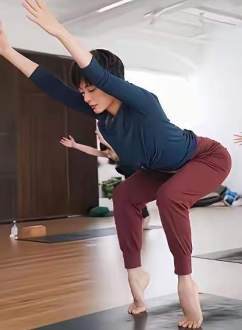孙俪在她的豪宅里，练习瑜伽下蹲马步，40多岁的她已为人母多年，人高马大身材健壮