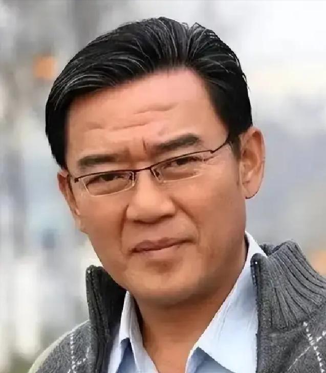 1989年，李立群成名后，父亲试探性的对他说：“其实在河南老家，你还有一个同父异