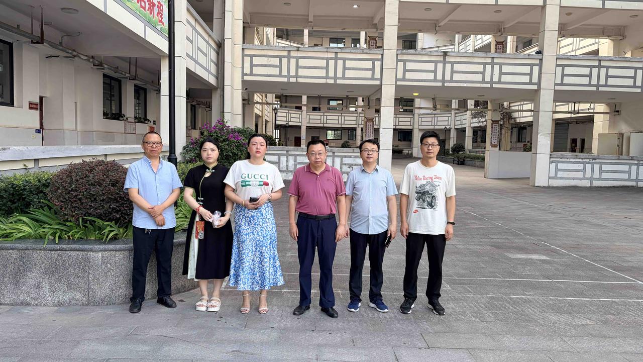 教育的本质，可以概括为以下十个字：第一，看见（眼中有人）教育要做到目中有人
