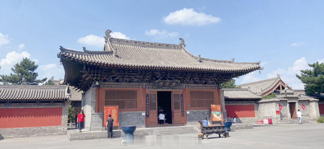 善化寺、法华寺、九龙壁、东南邑看了看。大同古城夜景每天都要来看看，爬了城墙，两孩撒欢追逐打闹，安静吹