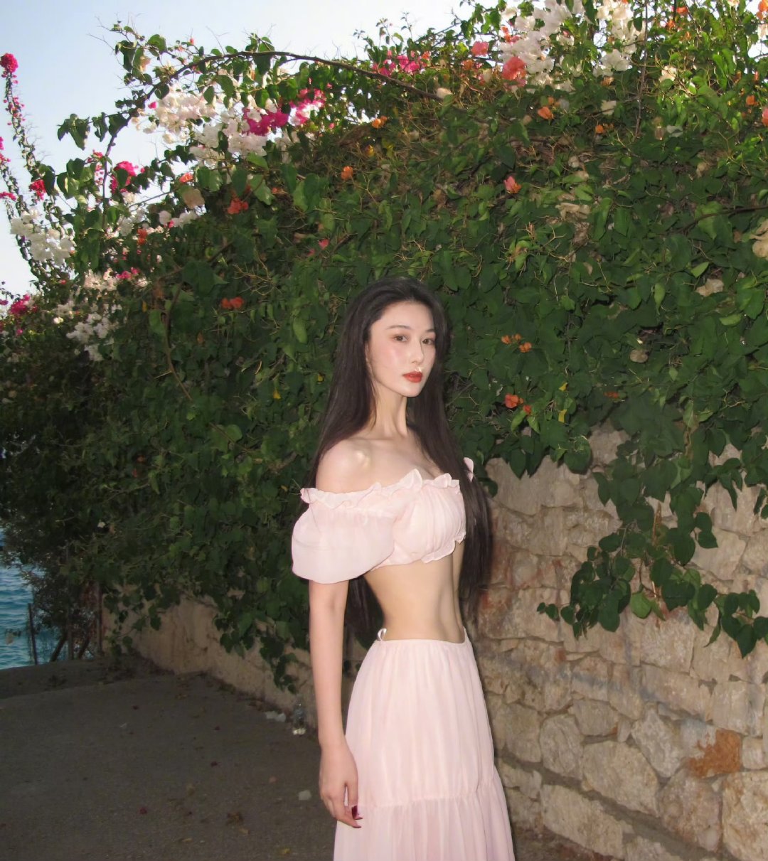 张馨予吸肚子拍照张馨予吸肚子身材我和美女的共同点🈶​​​