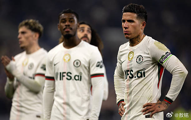 切尔西突然间，围绕切尔西球员的转会传闻甚嚣尘上。恩佐要去皇马？帕尔默要转会到曼