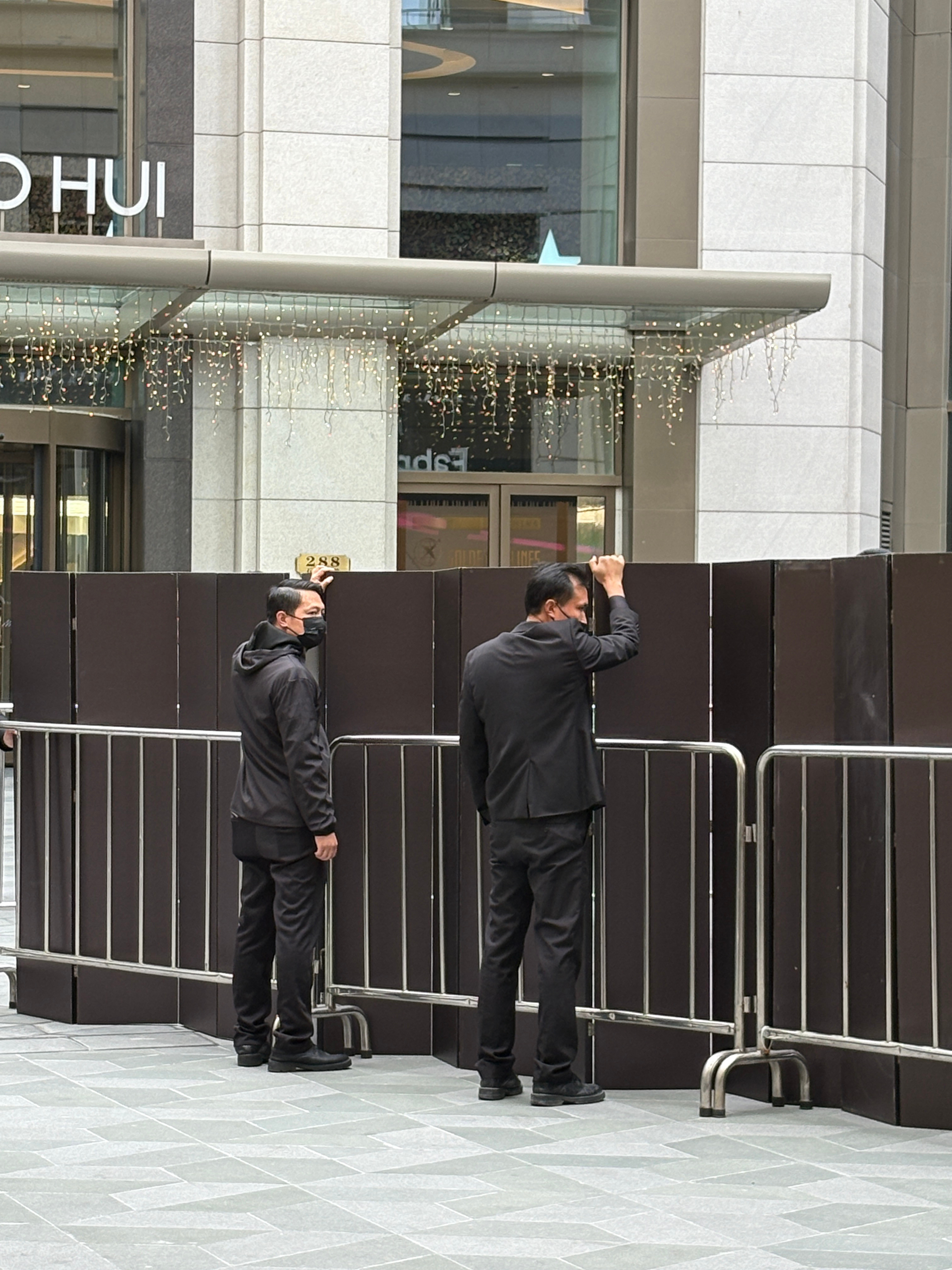 门店里面，门店外面，拦的死死地我要看杨超越