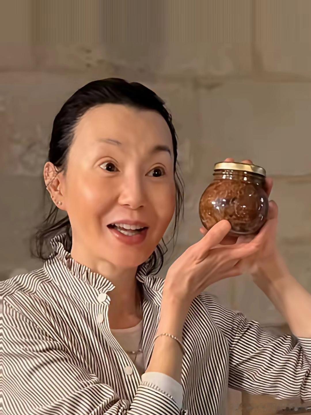 张曼玉真实状态曝光，从容面对岁月，自在享受生活。