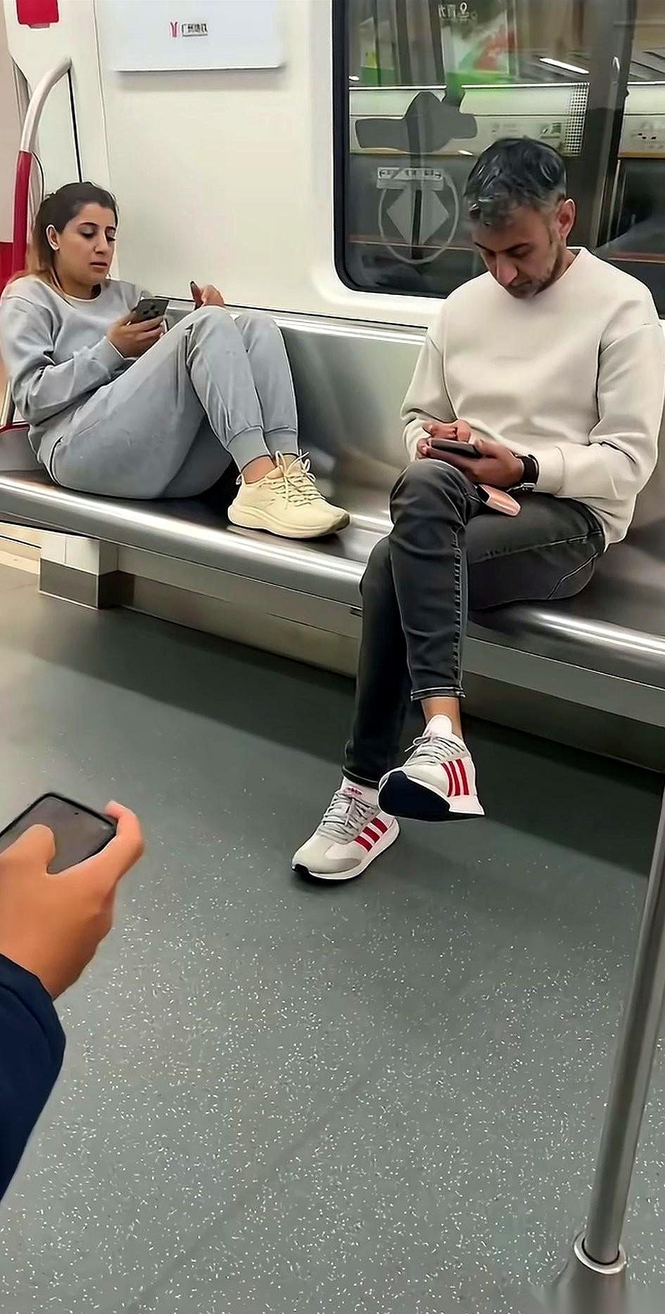 我真的，刚看到一张图，给我整不会了。深圳地铁上，一个女的，就那么直挺挺地躺在一