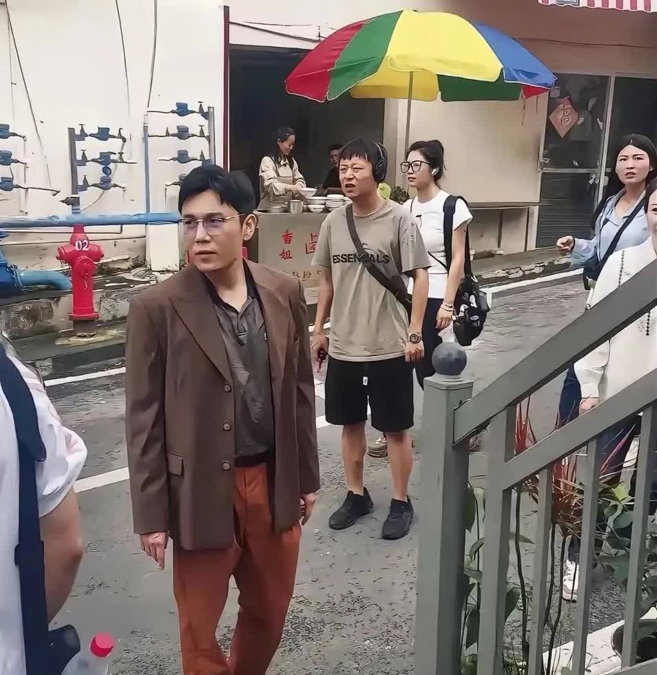 秦昊这张照片好有范！人一旦出名，怎么看都是优点，没出名时，怎么看都是缺点。