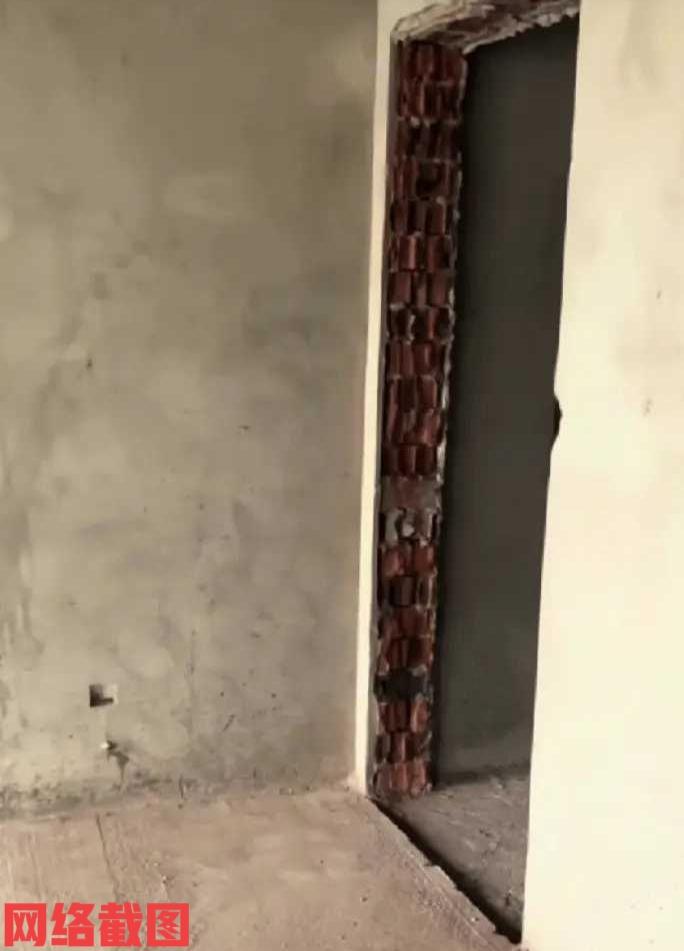 广西女子花钱买了套二手的顶楼复式。女子在装修时，为了想要空间大点，结果装修工