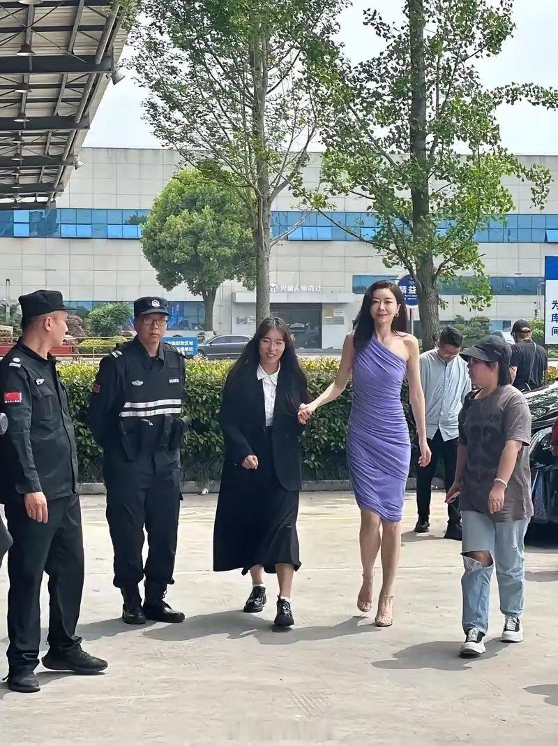终于知道郭富城为啥当年不娶熊黛林了，本人个子太高像个巨人一样太大只了，身高只有1米65的郭富城无法驾