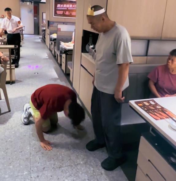 上海一家饭馆的收银台前，服务员有点犯难。她对眼前这位中年男人说，您那桌的账单，刚