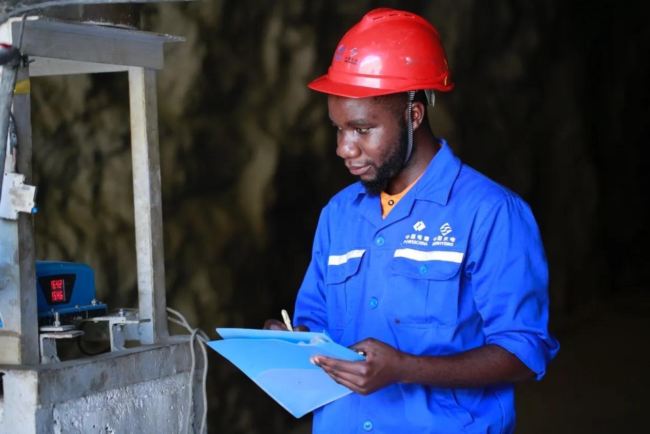 中国人去非洲开工厂，有件事特别奇怪——给非洲工人发工资，必须一周一发，甚至一天一