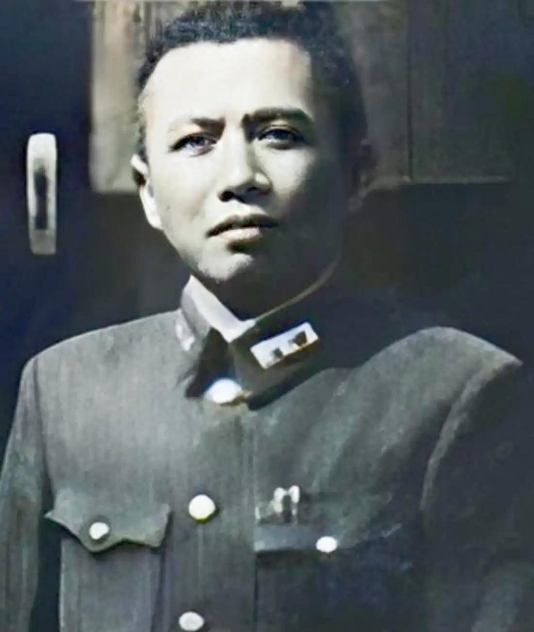 孟良崮一战，李天霞那么坑张灵甫，应该跟这两次争位失败有关。当初，施中诚不再任