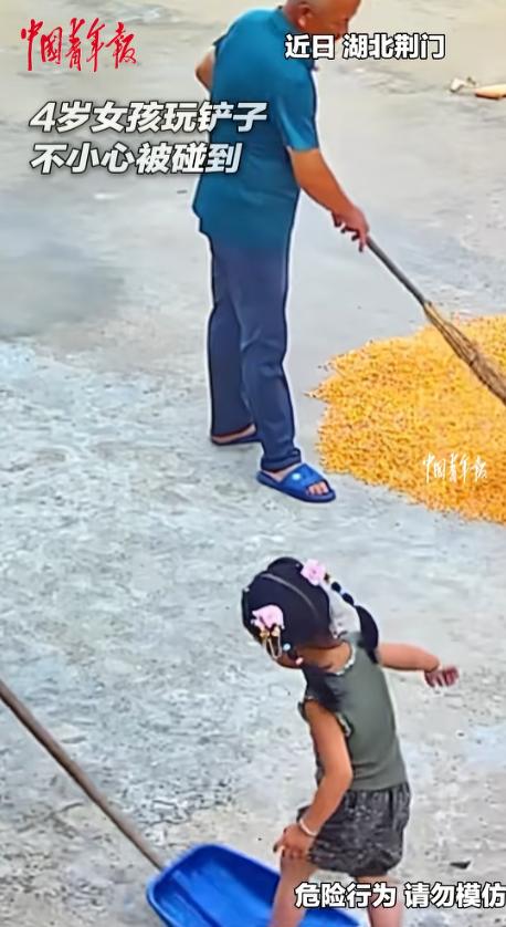 笑不活了！湖北荆门，一妈妈回家后看见4岁女儿哇哇大哭，爷爷怎么也哄不好。本以为是