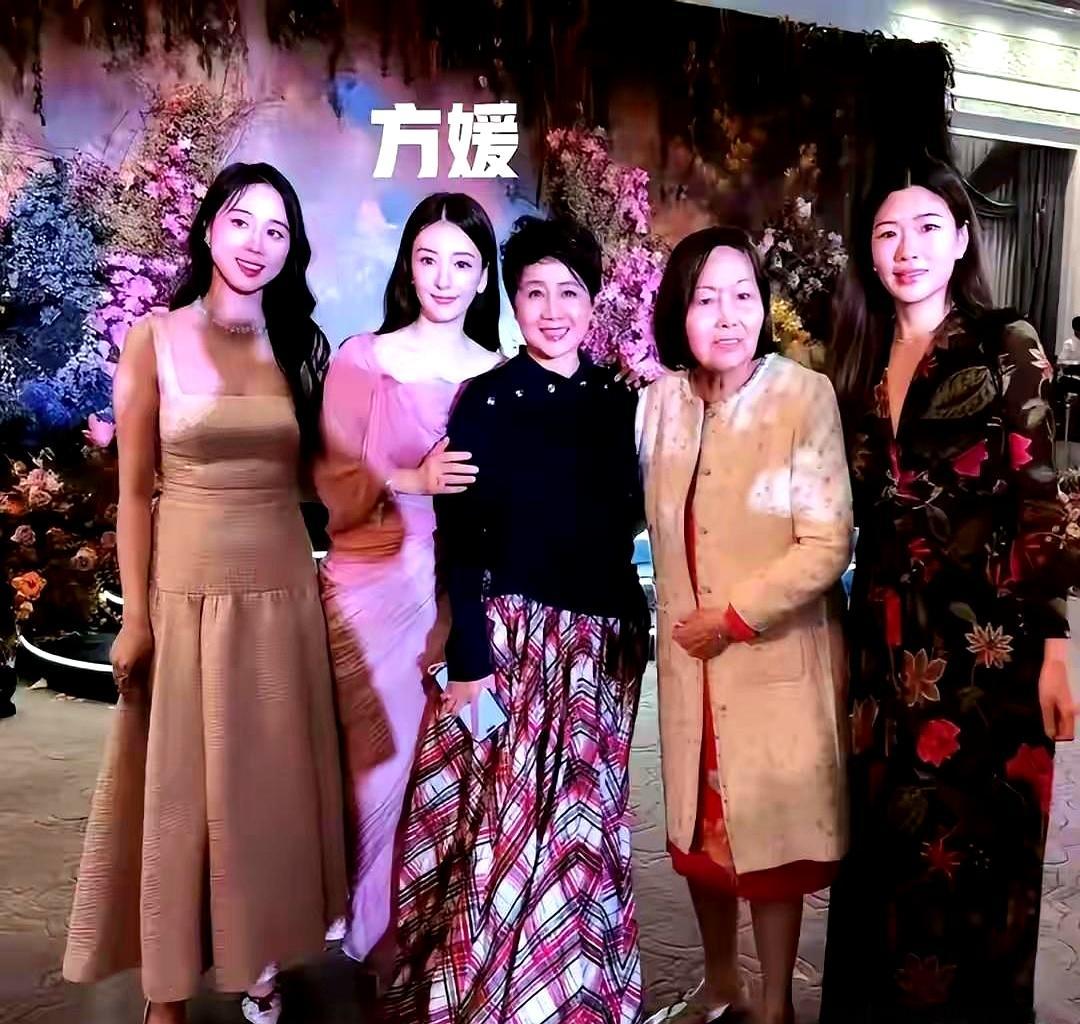 何猷君大婚现场，何超琼、甘比全都在场，方媛主动凑上前搂着梁安琪拍合影，看着是风光挤进了顶级贵妇圈，可