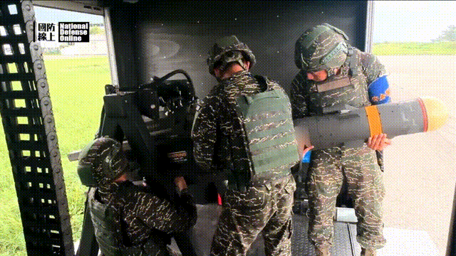 伪军“车装导弹系统”试射，使用民用货车为平台，配备火控系统，整合机载M299双联