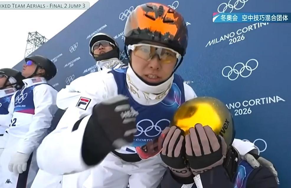 李天马失误痛哭，徐梦桃说了什么？王心迪像在笑！2月21日，中国队在米兰冬奥会的
