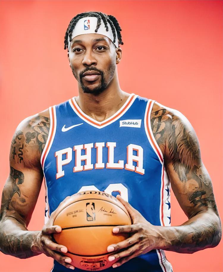 前NBA巨星霍华德真是太会来事了！在詹姆斯和76签下了一份2年800万美元的合同