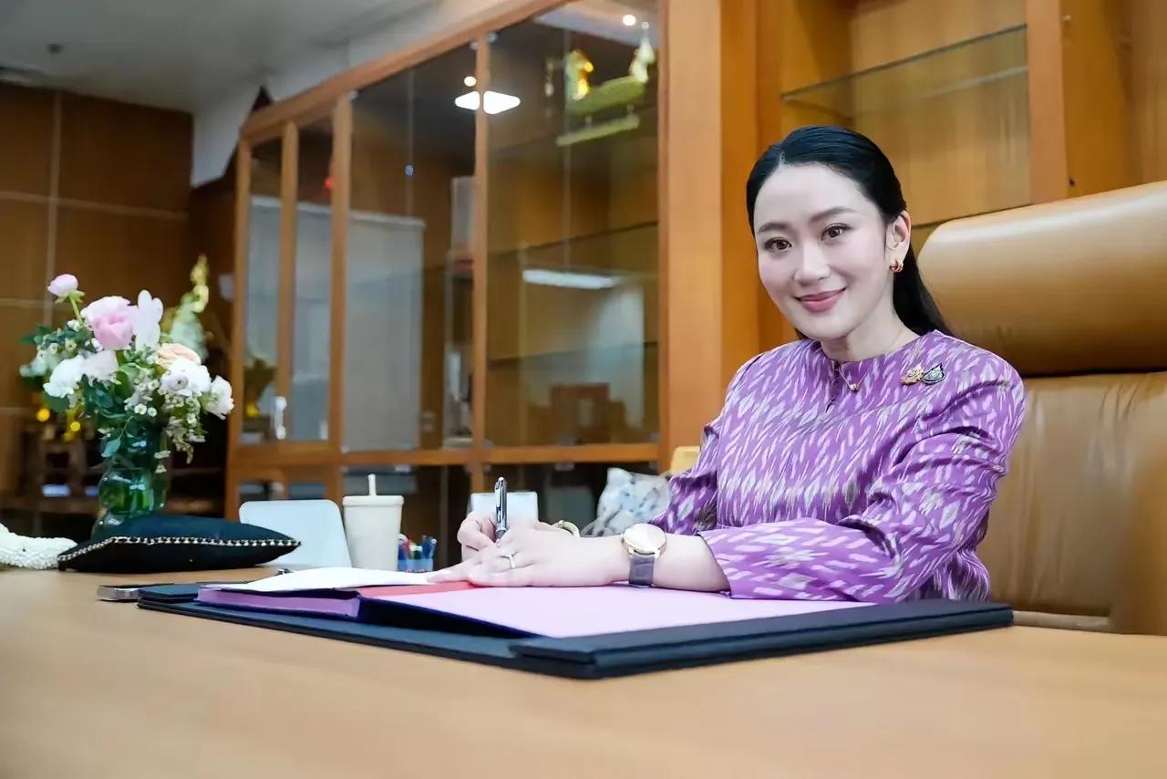 佩部长走马上任，意气风发！虽然在旁人眼中，总理职务被停，其父他信正在受审，这对他