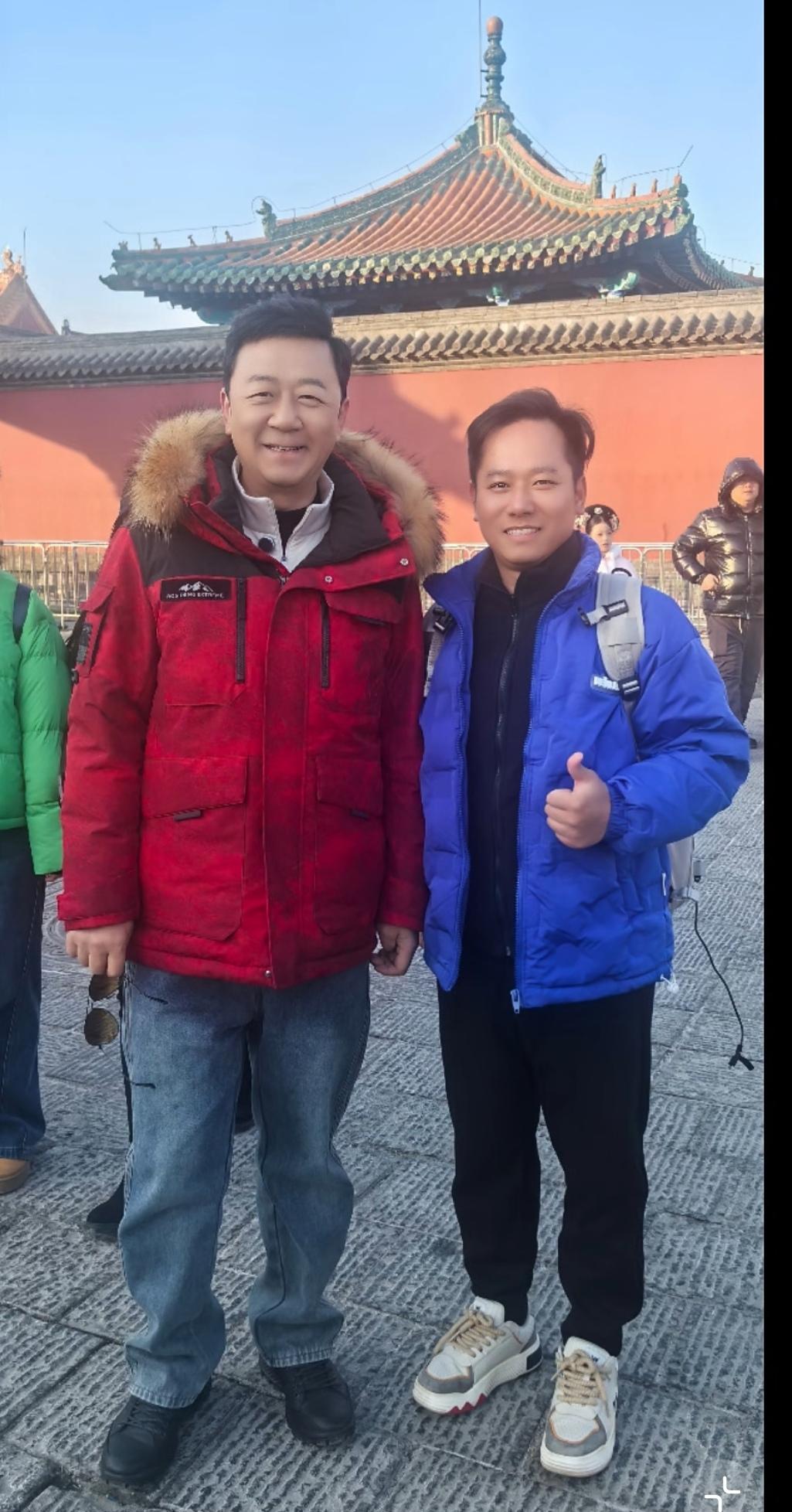 1月13日，演员郭涛穿着红羽绒服、黑墨镜逛沈阳故宫了，这身休闲装，在红墙黄瓦前格