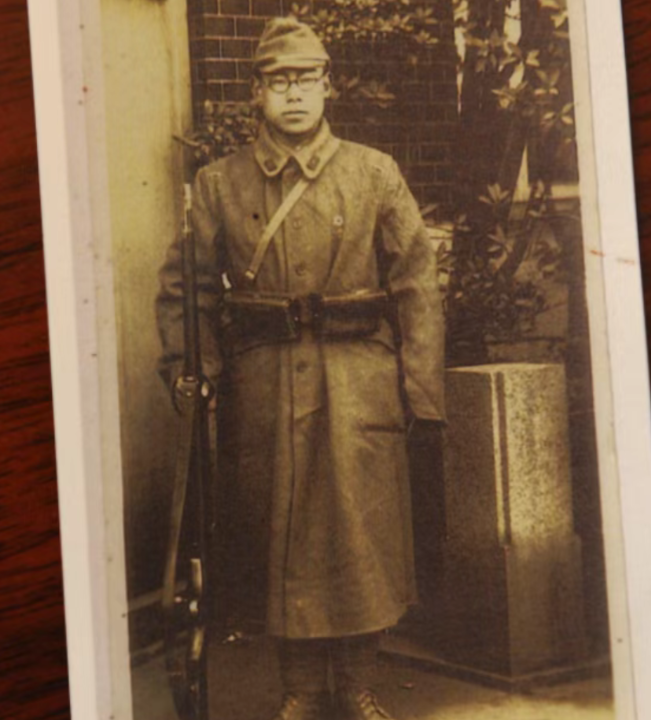 1941年，一名被八路军包围的日军开枪自杀时，因脚下泥沙松软致使枪身晃动，子弹只