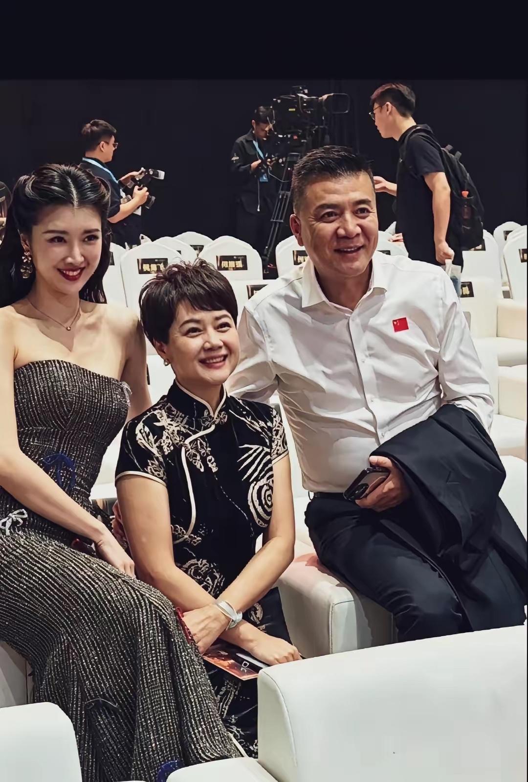 这一家三口的合影真是太温馨了，妈妈留着短头发，穿一身旗袍装，气质竟然比女儿都要