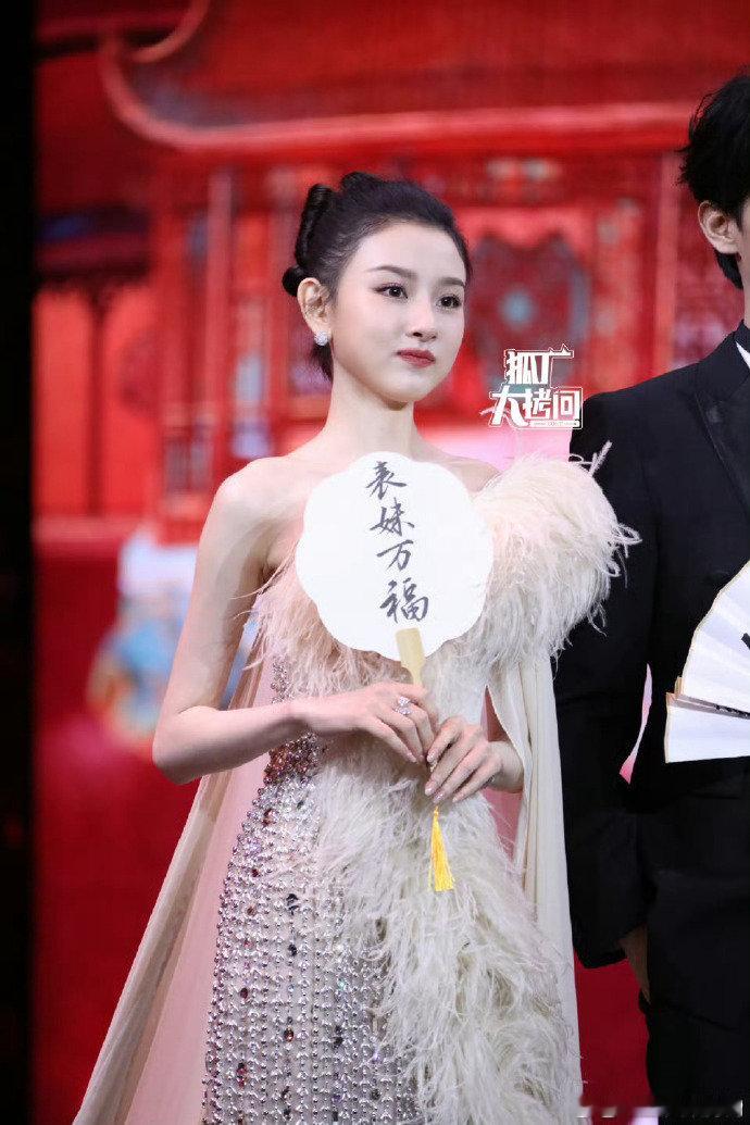 宋祖儿白色羽毛裙宋祖儿腾讯招商大会造型宋祖儿白裙灵动优雅，发型超加分，美出新高